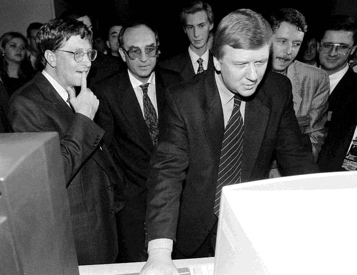 Успех компании не замедлил сказаться на благосостоянии ее основателей. В 1993 году Билл Гейтс был назван самым богатым человеком США, а его состояние, складывающееся главным образом из стоимости принадлежащих ему акций Microsoft, достигло $6,2 млрд. К концу 1999 года состояние основателя Microsoft превышало $100 млрд, а его компания вышла в мировые лидеры по капитализации
&lt;br>На фото: вице-премьер России Анатолий Чубайс (справа) и глава Microsoft Билл Гейтс на встрече в Сбербанке, 1997 год
