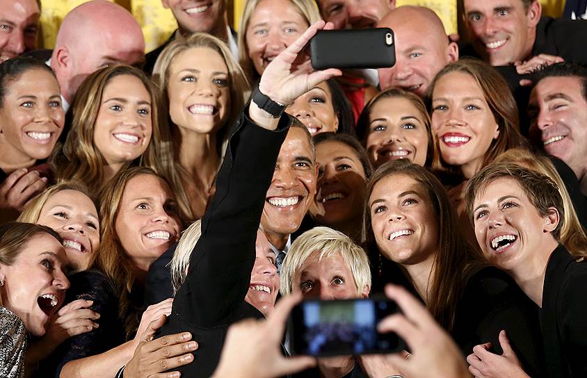 Вашингтон, США. Президент США Барак Обама фотографируется с участницами национальной женской сборной по футболу