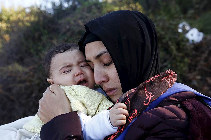 Лесбос, Греция. Женщина с ребенком из Сирии, прибывшие морем на греческий остров