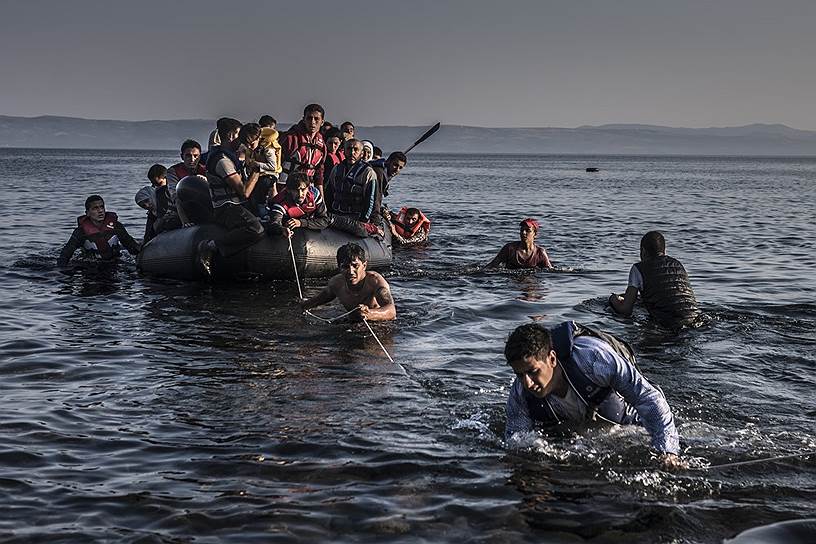 Лодка с сирийскими беженцами, прибывающая от турецкого побережья на остров Лесбос
