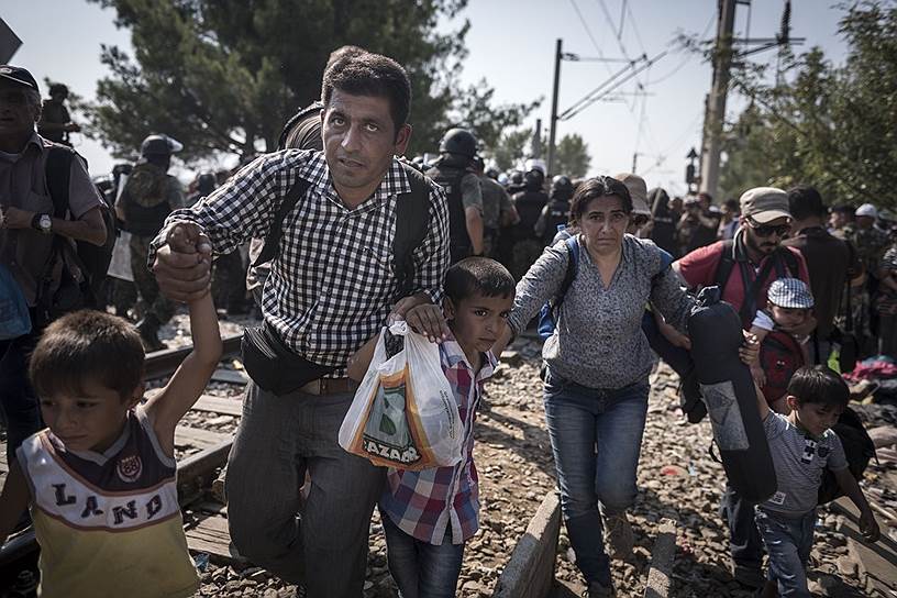Беженцы во время пересечения границы между Грецией и Македонией