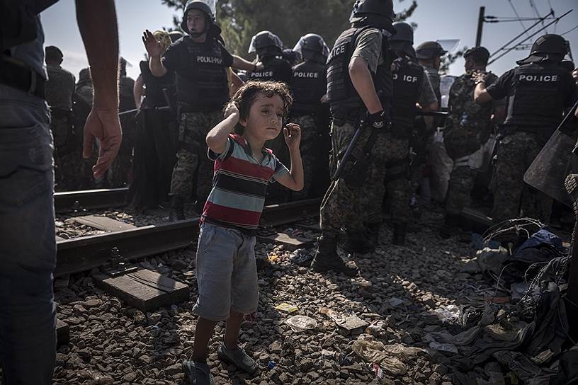 Полиция на границе Греции и Македонии пропускает первыми женщин и детей, что приводит к неприятным ситуациям, когда мужчины долгое время не могут найти членов своих семей