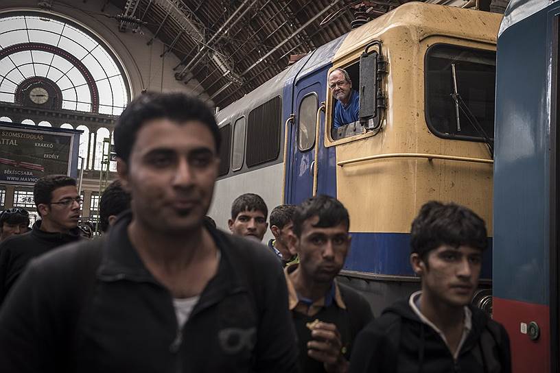 Беженцы на железнодорожном вокзале Келети в Будапеште