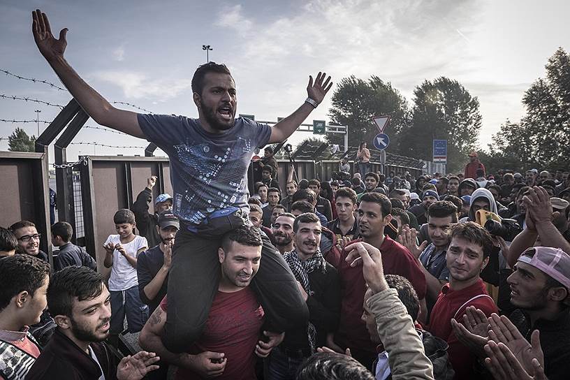 Беженцы на автомагистрали А5, которая была перекрыта венгерскими пограничниками в Хоргоше