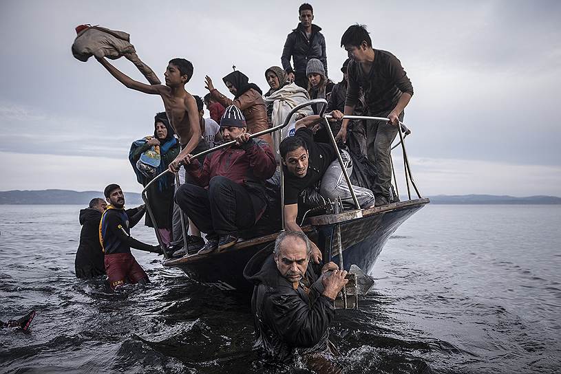 Мигранты, прибывающие на греческий остров Лесбос 