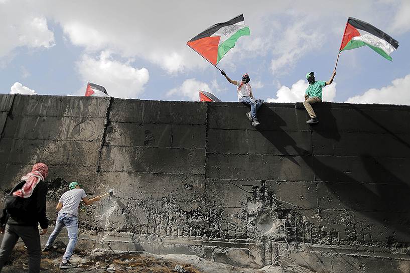 Абу-Дис, Палестина. Демонстранты на стене, отделяющей палестинский город от израильского Иерусалима