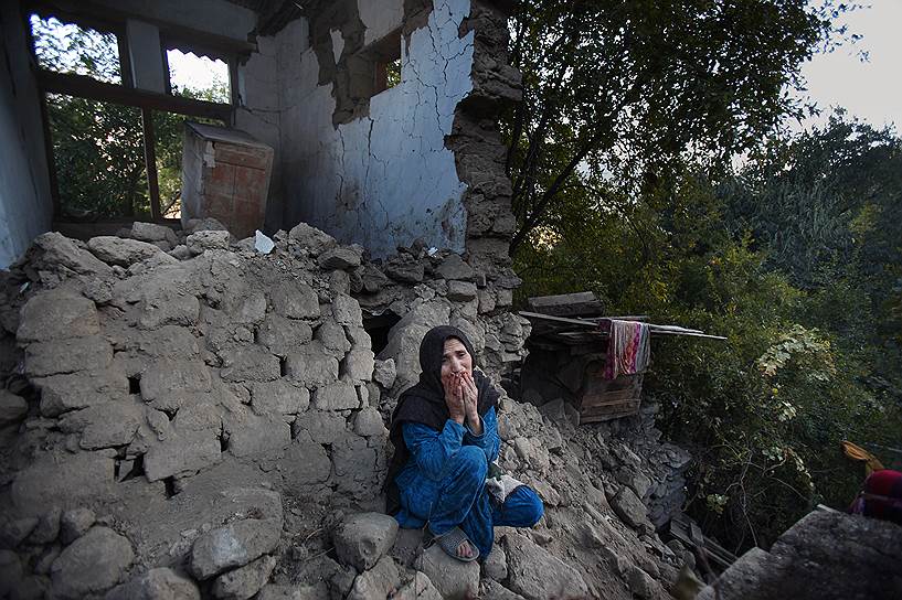 Деревня Джинджара, Пакистан. Женщина, потерявшая двух внуков во время землетрясения, на развалинах своего дома