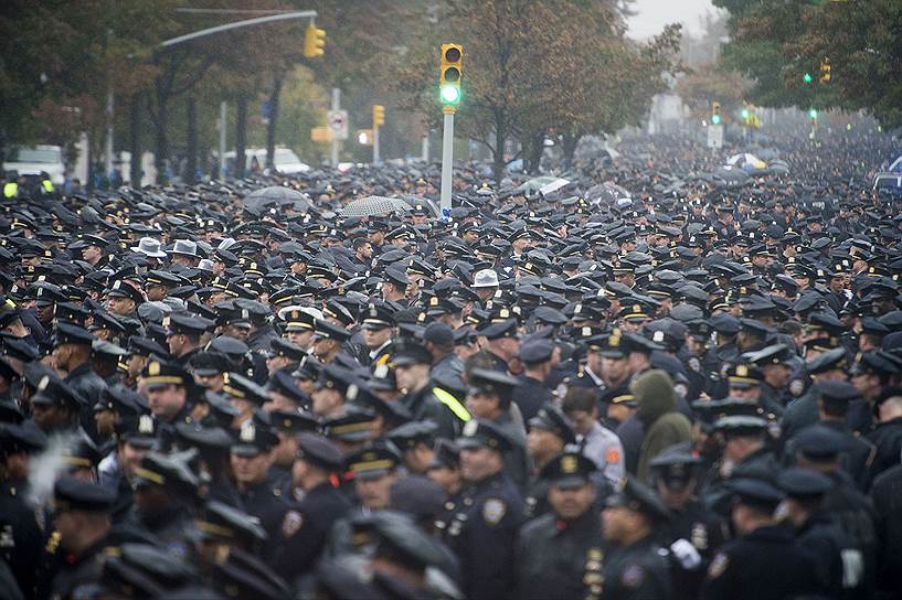 Нью-Йорк, США. Тысячи полицейских, пришедших проститься со своим коллегой Рэндольфом Холдером, убитым во время дежурства в Гарлеме