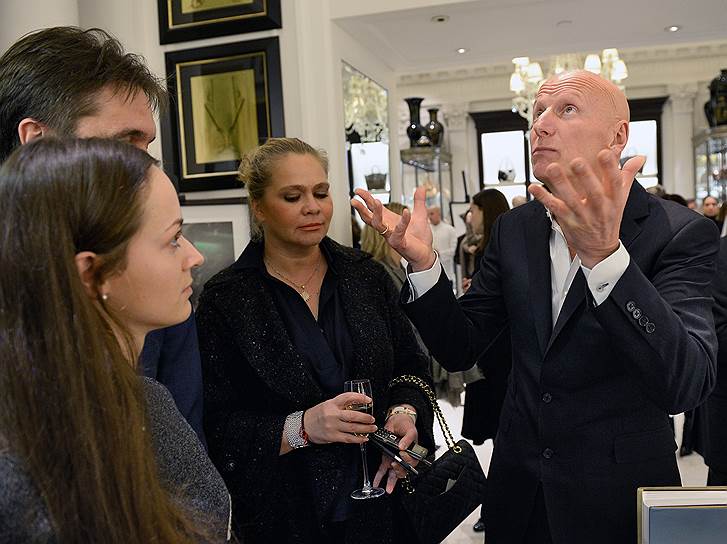 Фотограф Джимми Нельсон (справа), открывая собственную выставку в бутике Ralph Lauren в Третьяковском проезде, объяснял гостям источники своего вдохновения