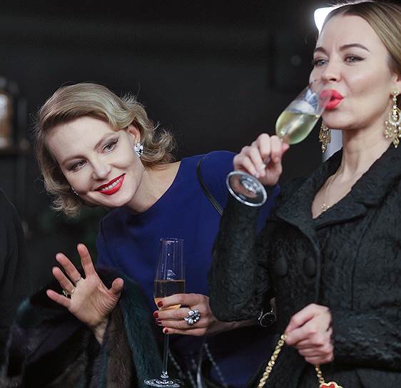 Рената Литвинова в платье Ulyana Sergeenko на премьере своего фильма с модельером Ульяной Сергеенко. Картина "Случай в Мадриде с госпожой К" была сделана по заказу ювелирного дома Carrera y Carrera в честь его 130-летия. Премьера состоялась в музее "Гараж".