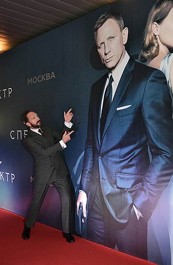 Актер Рэйф Файнс на московской премьере "007: Спектр" показал свое отношение то ли к разведчикам вообще, то ли к Дэниэлу Крейгу персонально.