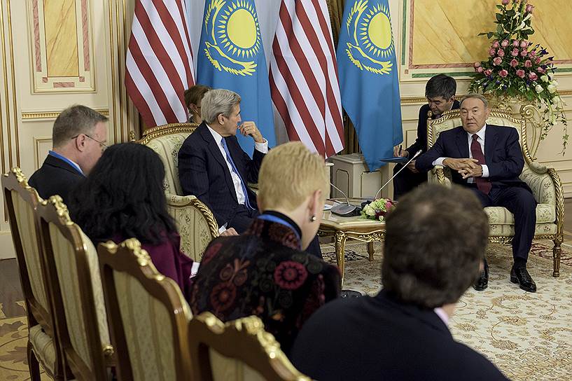 Госсекретарь США Джон Керри (слева) и президент Казахстана Нурсултан Назарбаев