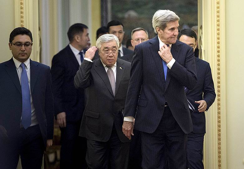 Госсекретарь США Джон Керри (справа), министр иностранных дел Казахстана Ерлан Идрисов (в центре)
