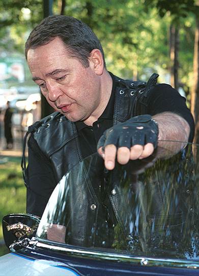 2000 год. Министр печати России Михаил Лесин во время вечера, посвященного компании «Harley-Davidson»
