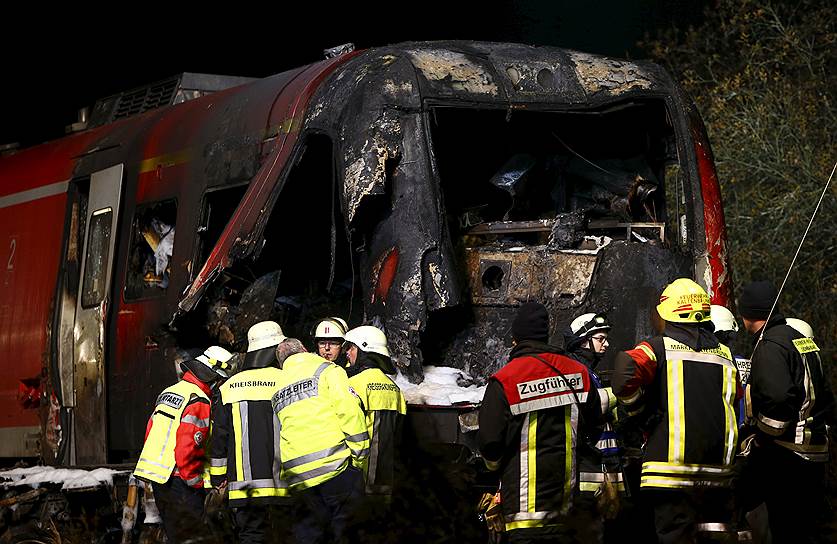 Фрайунг, Германия. Пожарные осматривают кабину пассажирского поезда, столкнувшегося с грузовиком на переезде