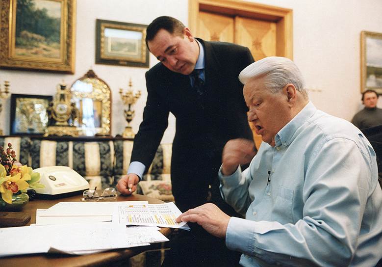 1990-е годы. Министр печати Михаил Лесин и президент Борис Ельцин
