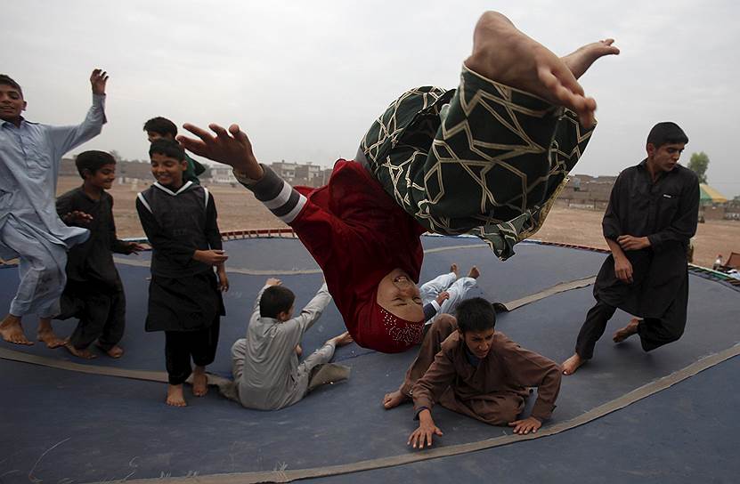 Пешавар, Пакистан. Дети, играющие на батуте