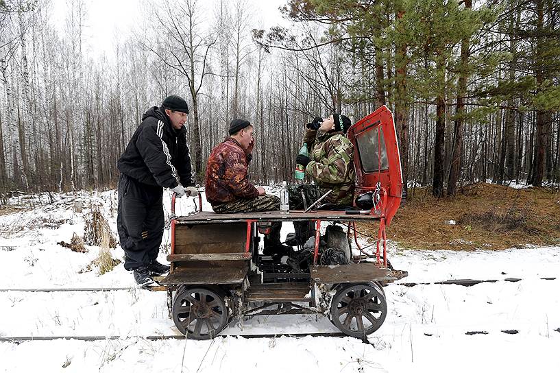 В глуши Алапаевского района расположено село Калач, добраться до которого можно только по одноколейной железной дороге.
&lt;br>Мужчина по прозвищу Барселона, Алексей Болотов и Алексей Якушин выпивают во время путешествия. Дрезины пользуются большой популярностью среди людей, которые живут вдоль железной дороги 