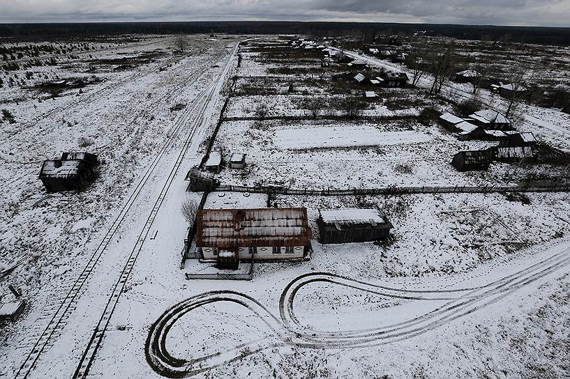 Село Калач, население которого составляет около десятка человек. Три десятилетия назад здесь было 600 жителей, но после того как распался Советский Союз и местная лесная промышленность остановилась, люди уехали из села  в поисках работы. В Калаче сегодня нет ни телефонов, ни  мобильной связи, а электричество включается только на несколько часов по вечерам 