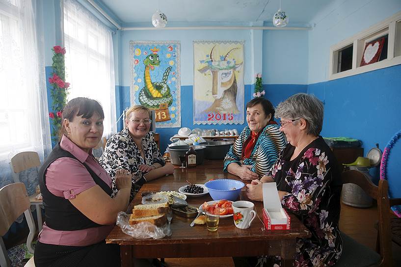Местные жители Елена, Ольга, Галина и Татьяна пьют чай  в Доме культуры в Санкино