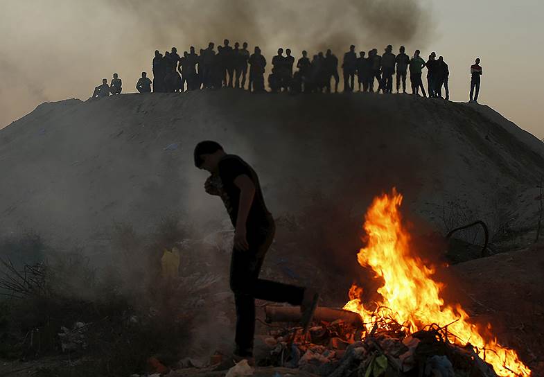 Сектор Газа, Палестина. Демонстранты во время столкновений с израильскими военными