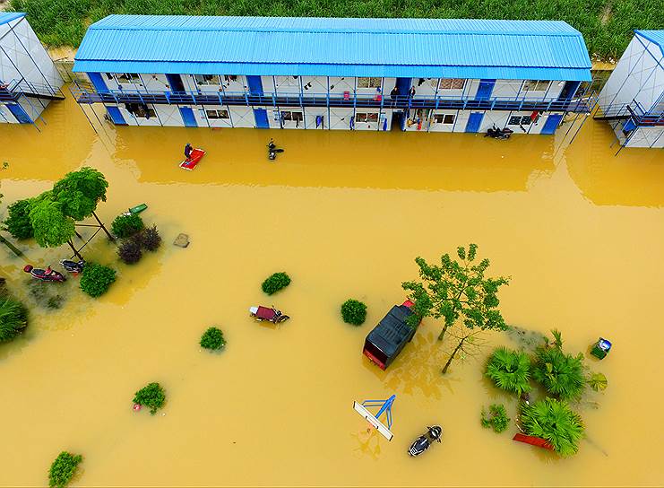 Лючжоу, Китай. Затопленная из-за ливня строительная площадка в городе