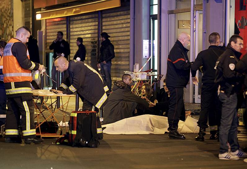 В 21:39 боевики открыли огонь по гостям ресторана Belle Equipe на улице Шаронн: 19 погибших, 9 раненых