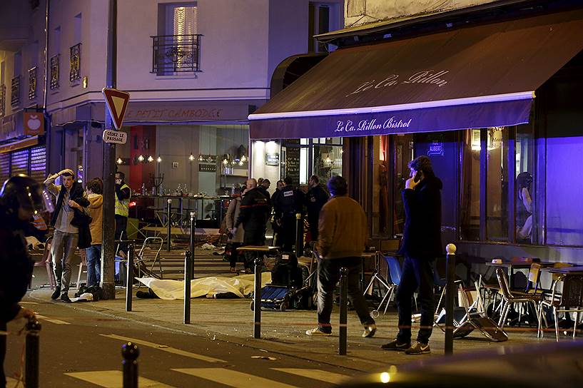 Во Франции объявлены трехдневный траур, чрезвычайное положение и введен контроль на границах