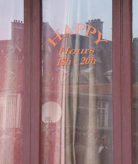 Надпись «Happy Hours» («Счастливые часы») на стекле бара «Карийон». Счастье закончилось в пятницу в 22:20