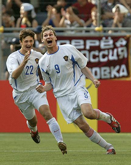 В январе 2004 года полузащитник сборной РФ по футболу Егор Титов (справа) был уличен в применении бромантана. Допинг-проба была взята после стыкового матча отборочного турнира чемпионата Европы против команды Уэльса. UEFA дисквалифицировал игрока на год
