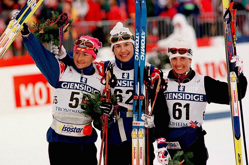 В феврале 1997 года на чемпионате мира по лыжным гонкам в Норвегии в употреблении бромантана была уличена шестикратная олимпийская чемпионка Любовь Егорова (в центре), уже успевшая выиграть гонку на 5 км. Спортсменка была дисквалифицирована на три года (позже срок был снижен на год)
