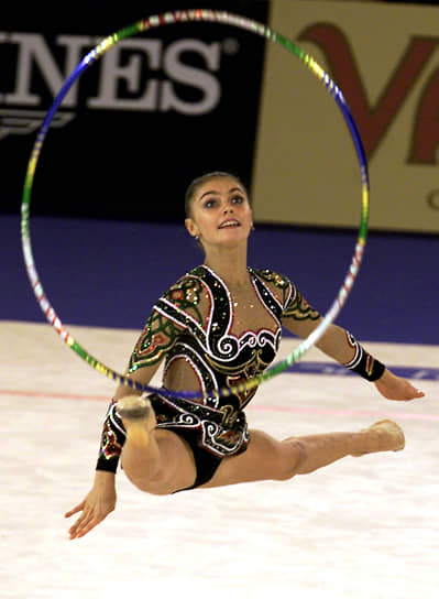 В феврале 2002 года Международная федерация гимнастики на год дисквалифицировала гимнасток Алину Кабаеву (на фото) и Ирину Чащину за применение фуросемида. Спортсменок также лишили наград, завоеванных на чемпионате мира в Мадриде
