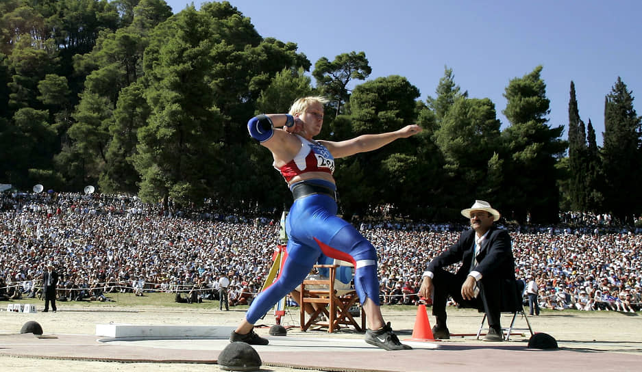 В 2004 году на Играх в Афинах на допинге попались две россиянки. Легкоатлетка Ирина Коржаненко (на фото), завоевавшая золото в толкании ядра, была уличена в применении станозолола. Тяжелоатлетка Альбина Хомич попалась на метандростенолоне. Для Коржаненко это был второй допинговый случай — она была отстранена пожизненно, Хомич — на два года