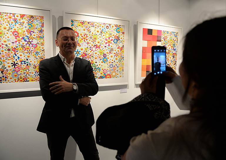 Гости Altmans Gallery фотографировались на фоне представленных эстампов, чтобы не забыть, что именно они планируют приобрести