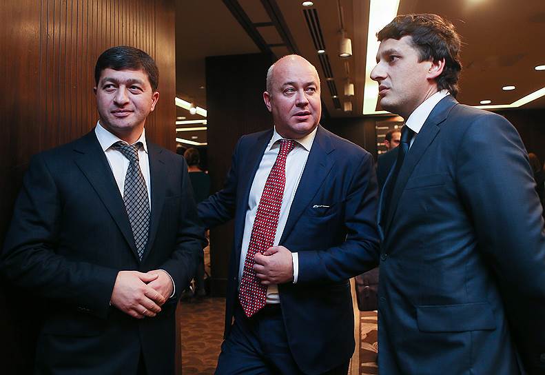 Официальный представитель «Зарубежнефти» Рустам Кажаров, глава Eventica Communications Сергей Колушев и замминистра энергетики Антон Инюцын на церемонии вручения премии «МедиаТЭК»