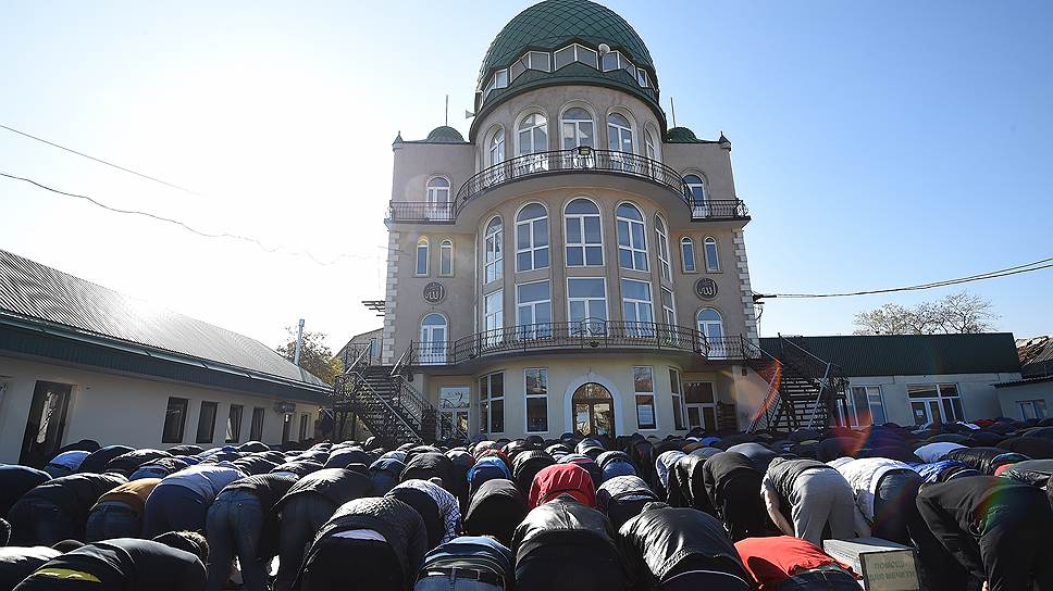 Как дагестанские мусульмане делят мечеть с помощью полиции