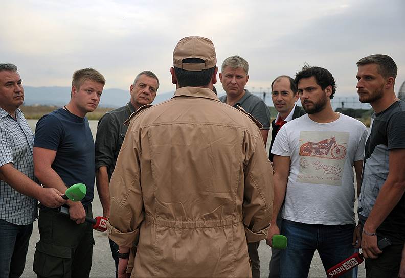 Спасенный летчик Су-24 капитан Константин Мурахтин (в центре) отвечает на вопросы журналистов на авиабазе «Хама» в сирийской провинции Хама