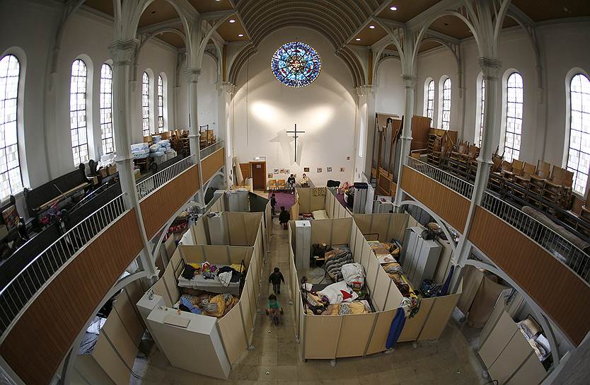 Оберхаузен, Германия. Спальные места для мигрантов, устроенные внутри местной протестантской церкви 