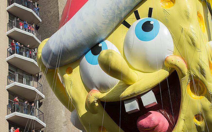 Нью-Йорк, США. Надувная фигура мультипликационного героя Губки Боба во время парада Macy&#39;s ко Дню благодарения