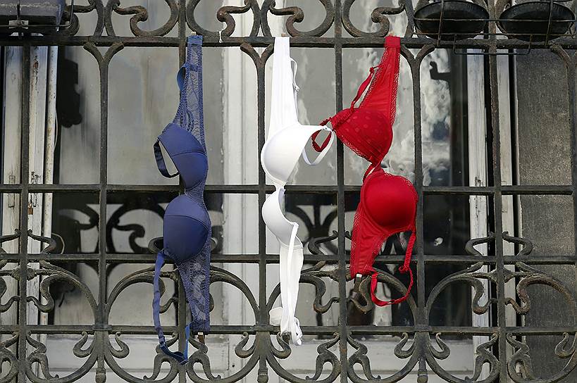 Париж, Франция. Бюстгалтеры в цветах французского флага, вывешенные на балконе жилого дома во время национального дня памяти жертв терактов 13 ноября