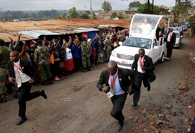 Найроби, Кения. Папа римский Франциск во время поездки по трущобам Кангеми