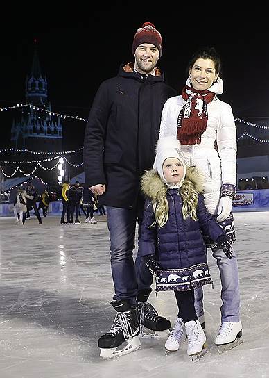 Танцовщик Андрей Карпов (слева) и актриса Екатерина Карпова (Волкова) (справа) с дочерью на церемонии открытия ГУМ-Катка и ГУМ-Ярмарки на Красной площади
