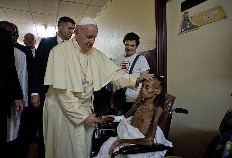 Бангуи, ЦАР. Папа римский Франциск утешает больного во время незапланированного посещения педиатрического госпиталя в столице страны
