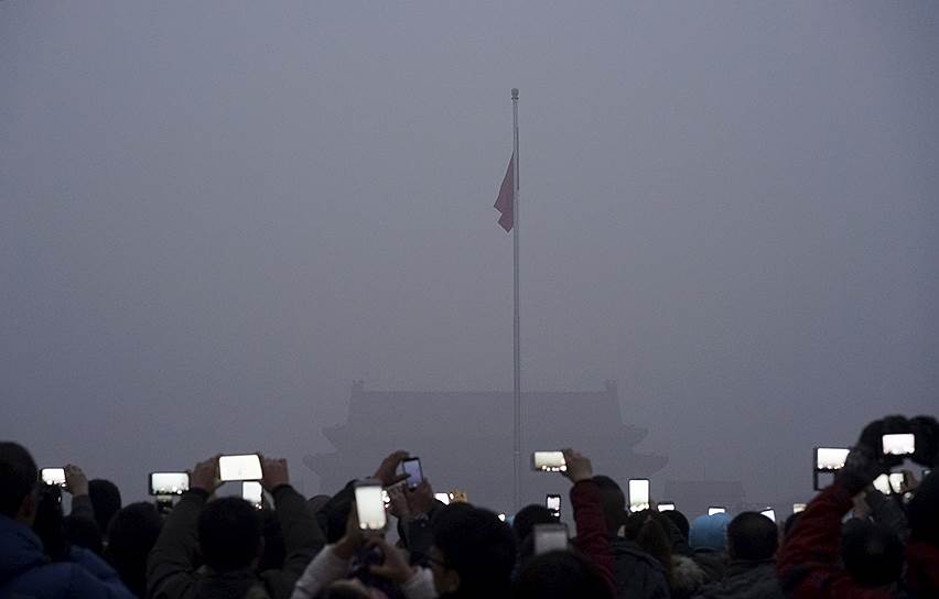 Пекин, Китай. Церемония поднятия флага на площади Тяньаньмэнь во время сильного смога
