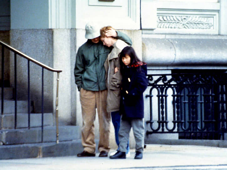 После разрыва с Миа Фэрроу (на фото в центре) режиссер начал встречаться с ее приемной дочерью Сун-и Превен (справа), которую воспитывал до этого вместе с Миа, а потом женился на ней в 1997 году
