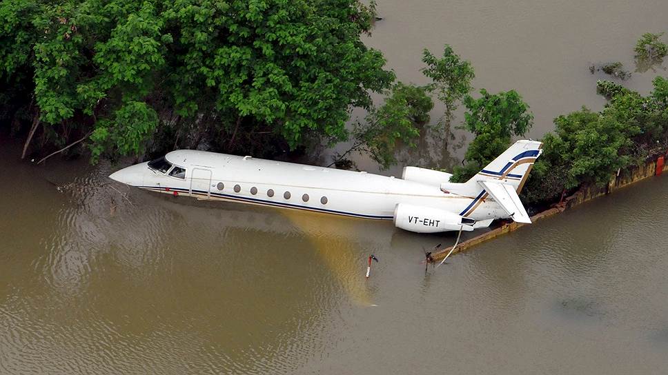 Ченнаи, Индия. Самолет в городском аэропорту, затопленном из-за проливных дождей