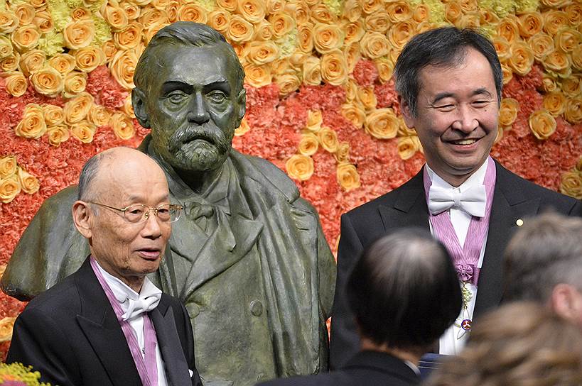 Такааки Кадзита, лауреат премии по физике, и Сатоси Омура, лауреат премии по физиологии и медицине