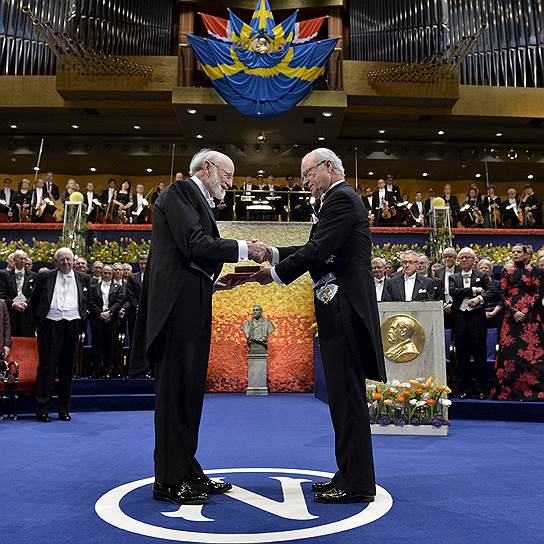 Награждение лауреата Нобелевской премии по физиологии и медицине Уильяма Кэмпбелла из США