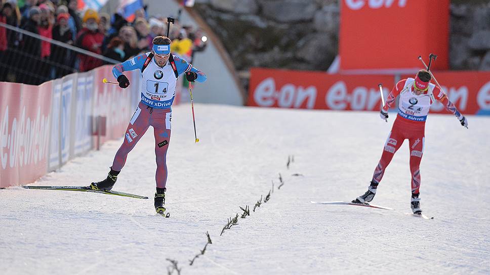 Антон Шипулин (слева) обходит Эмиля Хегле Свенседена из сборной Норвегии в финишном створе на последнем этапе эстафеты