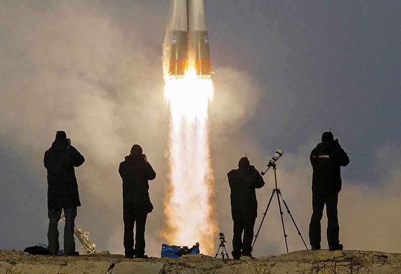 Байконур, Казахстан. Фотографы во время запуска космического корабля «Союз ТМА-19М»